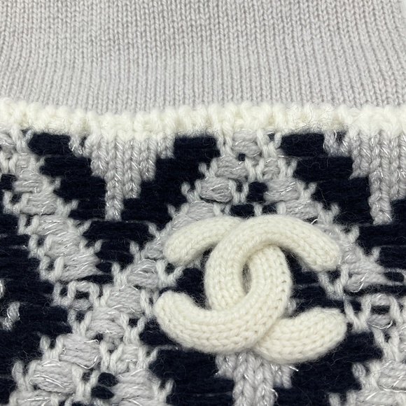 CHANEL GREY / NAVY / SILVER METALLIC CC LOGO CASHMERE KNIT BEANIE AND ARM WARMER - Picture 2 of 14